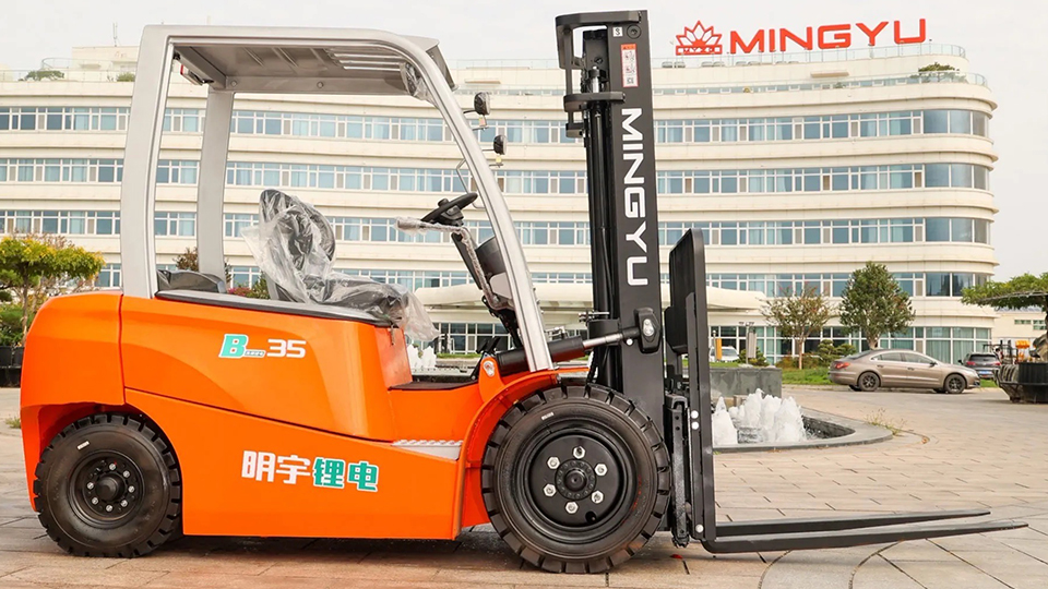 What is triple-stage free-lift mast and its applicable working conditions