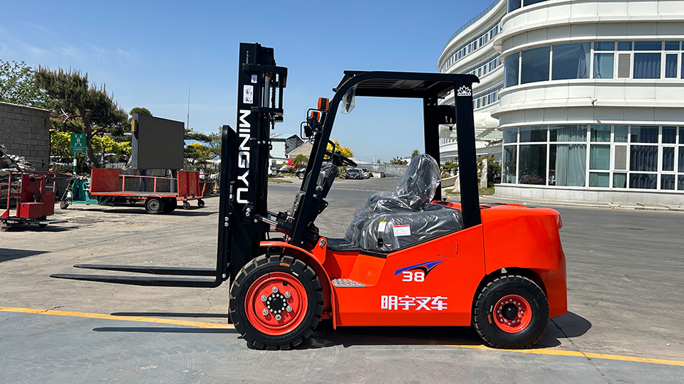 What is the hourly diesel consumption of a forklift?