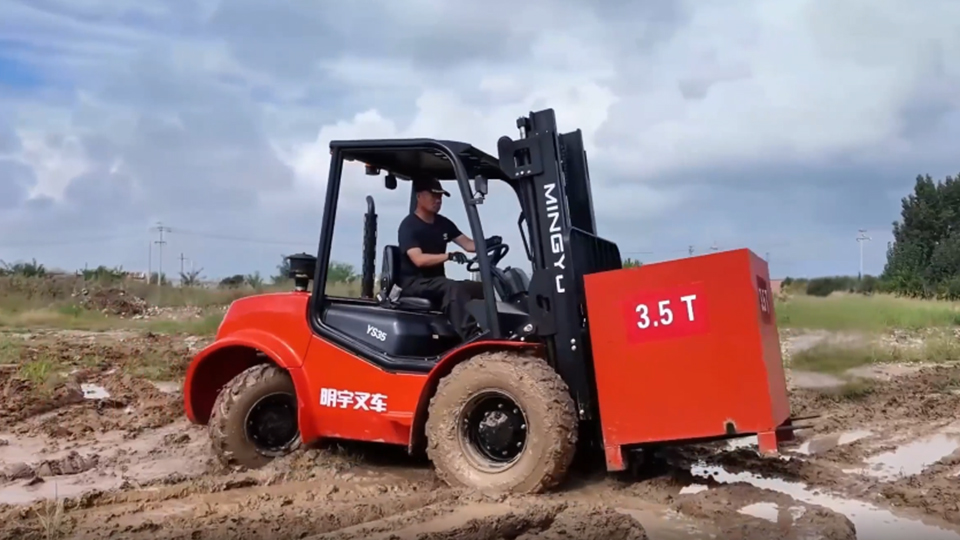What is the carbon footprint per operating hour of a diesel forklift?