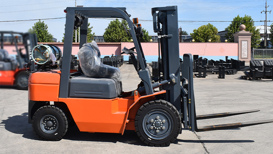 What is the greenhouse gas output per hour for an internal combustion forklift?