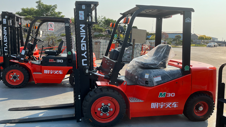 How much CO₂ does a diesel forklift emit per hour of use?