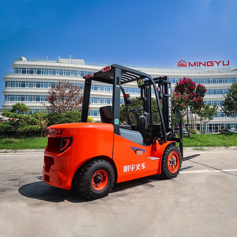 MYZG heavy duty diesel forklift moving concrete blocks in a building materials yard