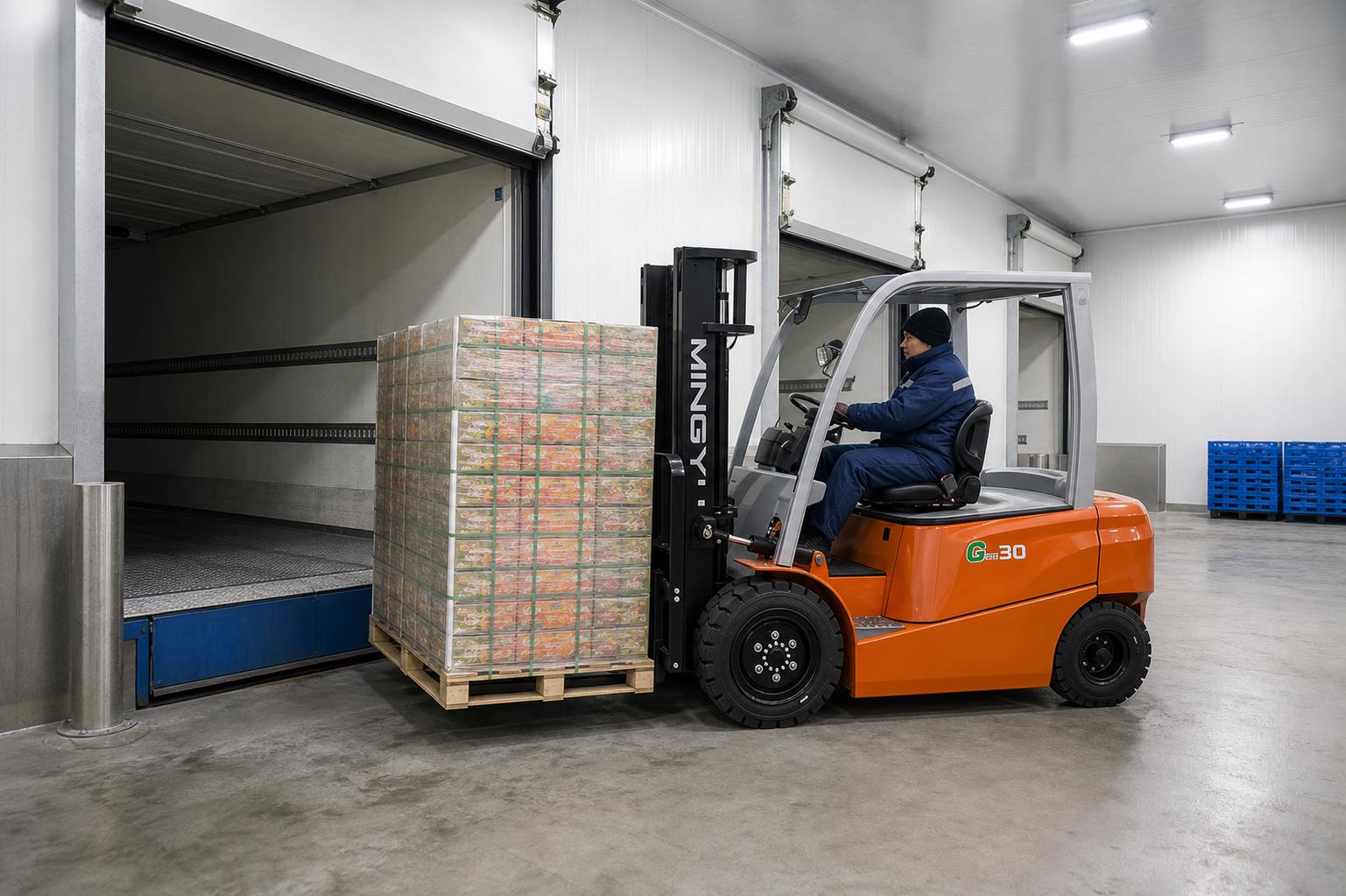 MYZG lithium battery forklift transporting refrigerated food in a cold-chain warehouse